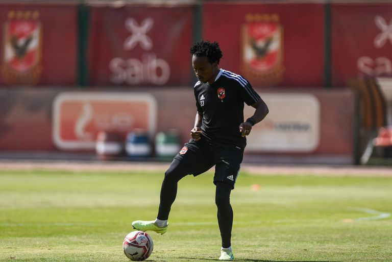 بيرسي تاو لاعب الأهلي المصري مباراة الأهلي والإسماعيلي