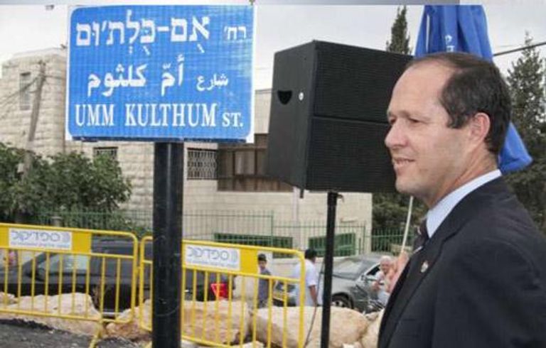 صورة أم كلثوم تتصدر أحد المقاهي الشهيرة في إسرائيل