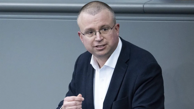 النائب عن الحزب الحاكم بألمانيا كلينك عناصر من الأمن الألماني أمام مقر البوندستاغ- أرشيفية