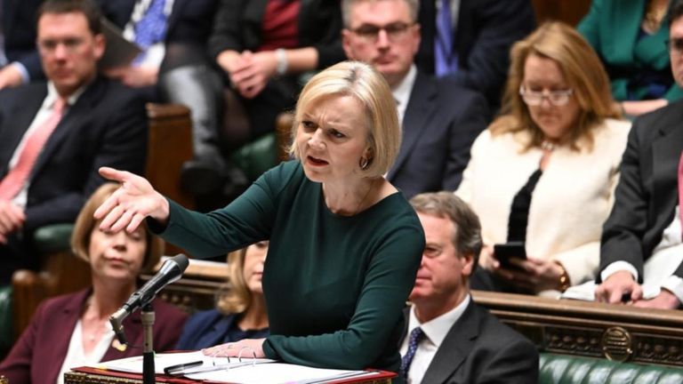 ملامح الحزن تبدو على وجه رئيسة وزراء بريطانيا ليز تراس