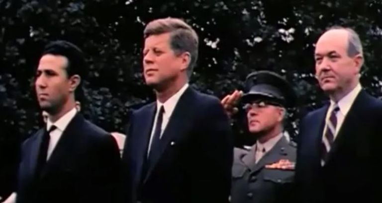 كينيدي يستقبل أحمد بن بلة في واشنطن وزير المجاهدين الجزائري والسفيرة الأمريكية خلال تدشين اللوحة