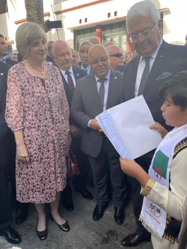 جانب من مراسم تكريم كينيدي وزير المجاهدين الجزائري والسفيرة الأمريكية خلال تدشين اللوحة