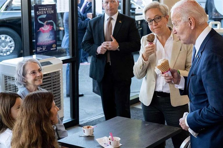 جو بايدن يتناول الآيس كريم
