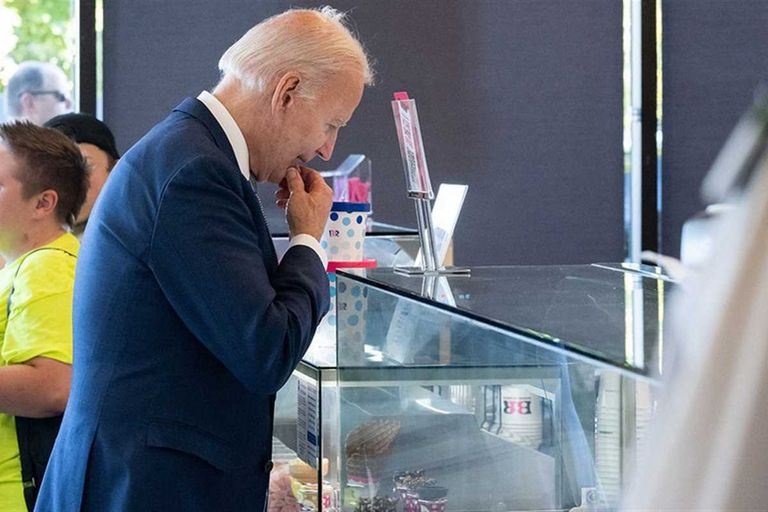 جو بايدن يتناول الآيس كريم