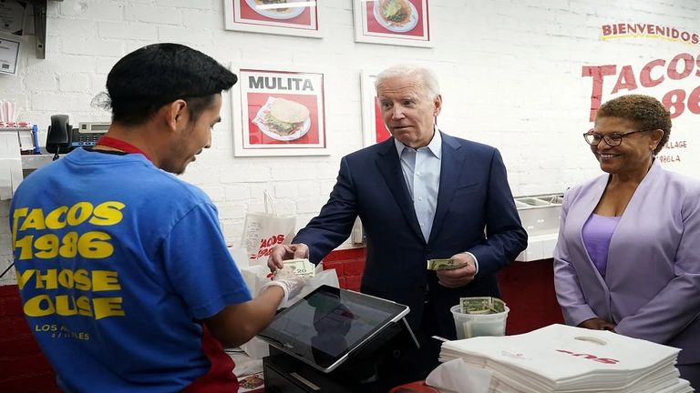 جو بايدن يتناول الآيس كريم