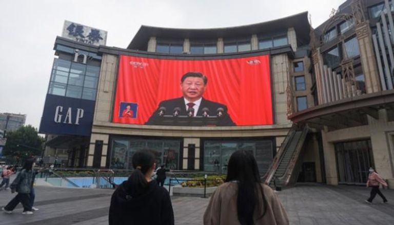 شاشة تعرض كلمة الرئيس الصيني في أحد شوارع بكين