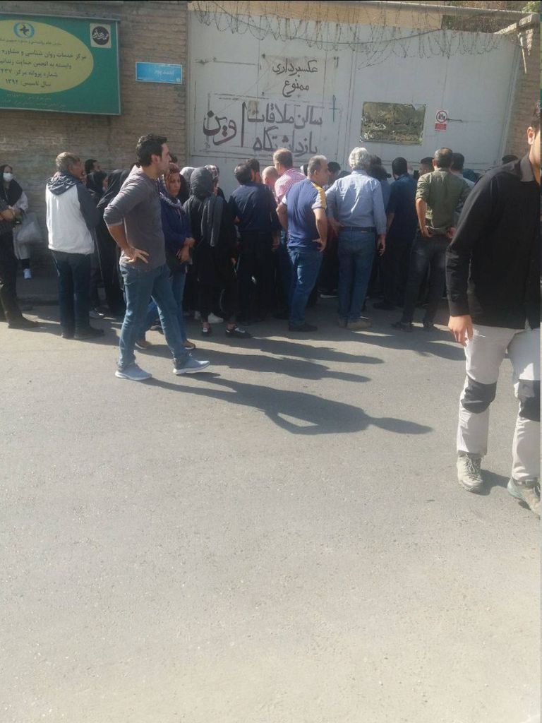 أسر المعتقلين أمام سجن إيفين بطهران جندي إيراني يحرس سجن إيفين بطهران - أرشيفية