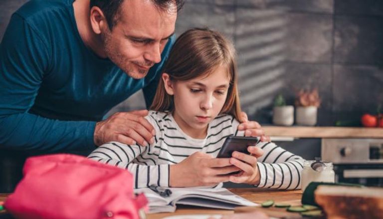 الأطفال واستخدام الهواتف الذكية.. إليك دليل أبوي "آمن" من 5 نصائح
