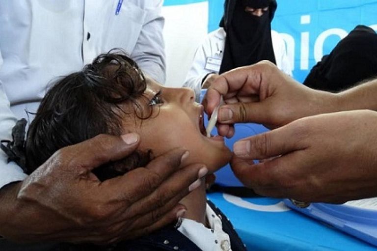 طفلة تتلقى تطعيم مرض الكوليرا مصابون بأعراض كورونا الحادة - أرشيفية