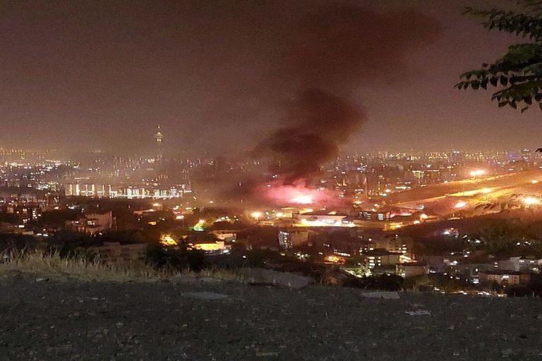 النيران تتصاعد من سجن ايفين بطهران