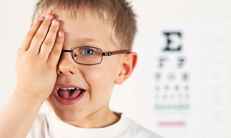 طفل يلعب على جهاز إلكتروني - أرشيفية