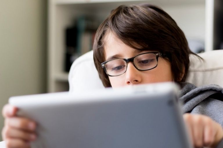 طفل يلعب على جهاز إلكتروني - أرشيفية