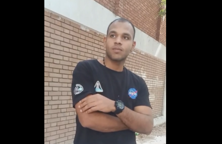 الشاب إسلام يبحث عن أهله بعد 22 عامًا من اليتم