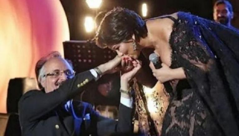 شيرين عبدالوهاب لحظة تقبيل يد الدكتور نبيل عبدالمقصود - أرشيفية