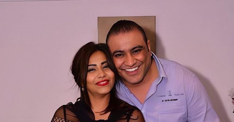 شيرين عبدالوهاب لحظة تقبيل يد الدكتور نبيل عبدالمقصود - أرشيفية