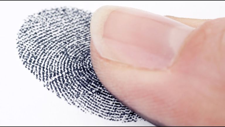 رجل يضع بصمته