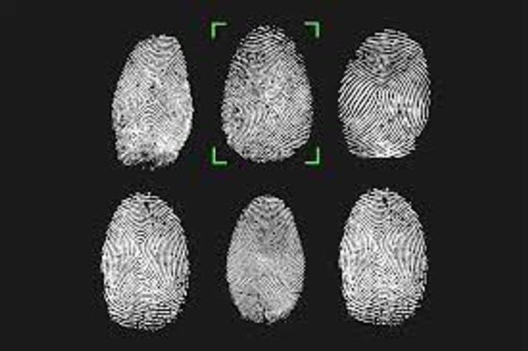 رجل يضع بصمته