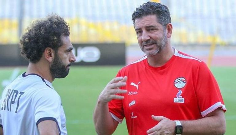 روي فيتوريا مدرب منتخب مصر مع محمد صلاح 