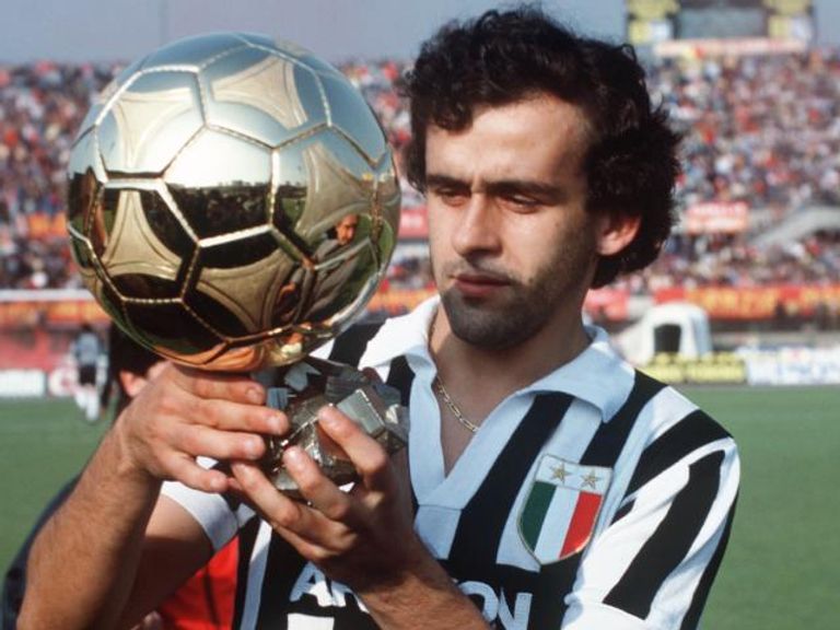 بلاتيني يحمل الكرة الذهبية كريم بنزيما مع زين الدين زيدان من حفل الكرة الذهبية