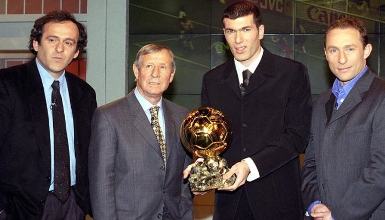 كريم بنزيما مع زين الدين زيدان من حفل الكرة الذهبية