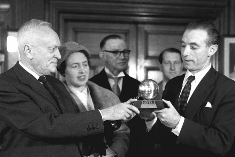 ستانلي ماتيوز كريم بنزيما مع جائزة الكرة الذهبية