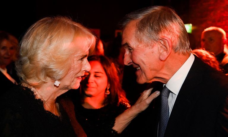 كاميلا عقيلة الملك تشارلز تمنح قبلة للكاتب السريلانكي شيهان كاروناتيلاكا - الفرنسية