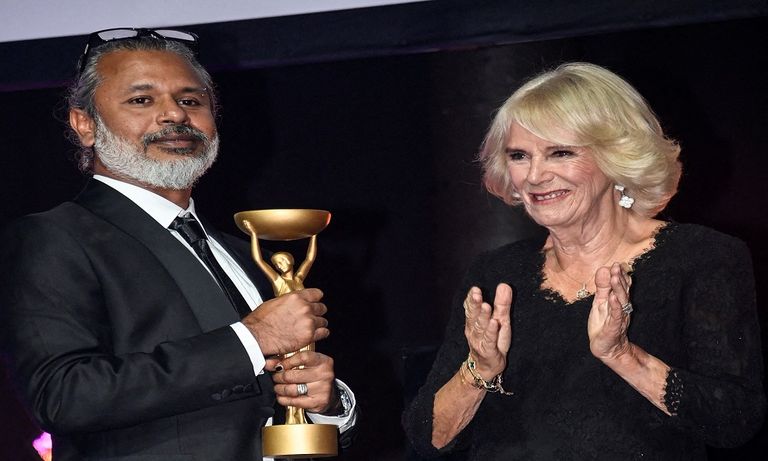 كاميلا عقيلة الملك تشارلز تمنح قبلة للكاتب السريلانكي شيهان كاروناتيلاكا - الفرنسية