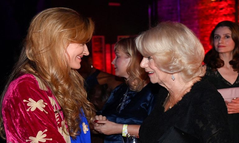 كاميلا عقيلة الملك تشارلز تمنح قبلة للكاتب السريلانكي شيهان كاروناتيلاكا - الفرنسية