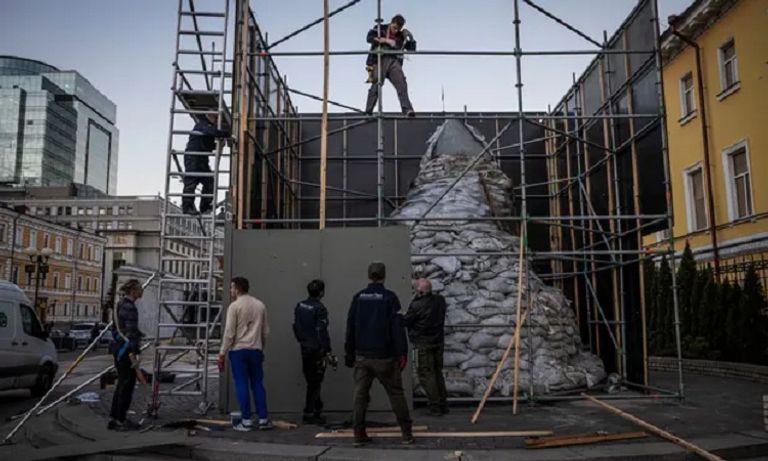 النصب التذكاري المغطى لتاراس شيفتشينكو في كييف