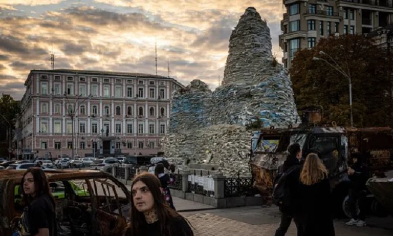 النصب التذكاري المغطى لتاراس شيفتشينكو في كييف