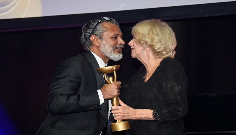 الملكة كاميلا زوجة الملك تشارلز تسلمه الجائزة جانب من الحرب الأهلية السريلانكية