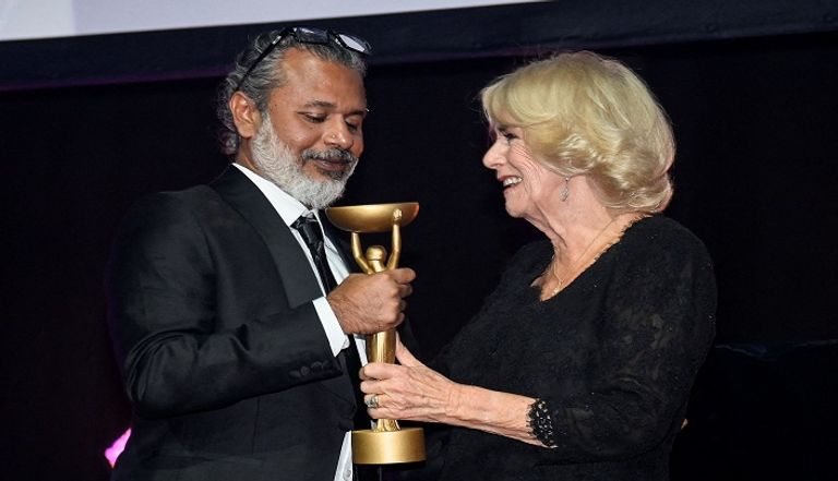 الملكة كاميلا زوجة الملك تشارلز تسلمه الجائزة جانب من الحرب الأهلية السريلانكية
