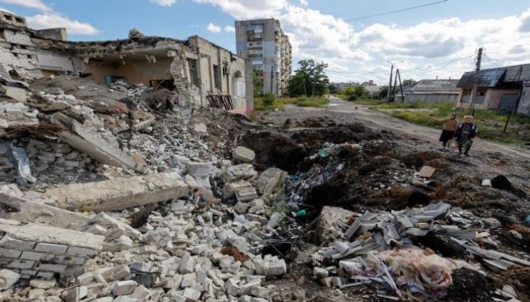 جانب من الدمار الذي حل بمدينة لوهانسك الأوكرانية - رويترز