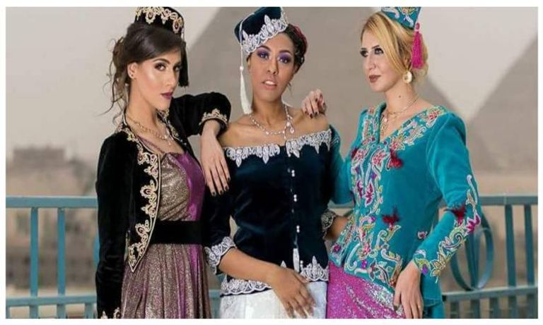 أزياء حفيظة بريكي أمام الأهرمات