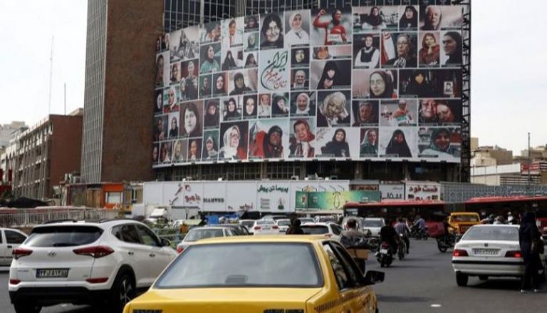 لوحة في طهران تحمل صور إيرانية محجبات