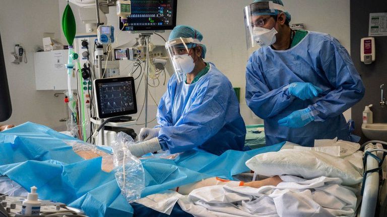 أشخاص يضعون كمامات للوقاية من كورونا - أرشيفية