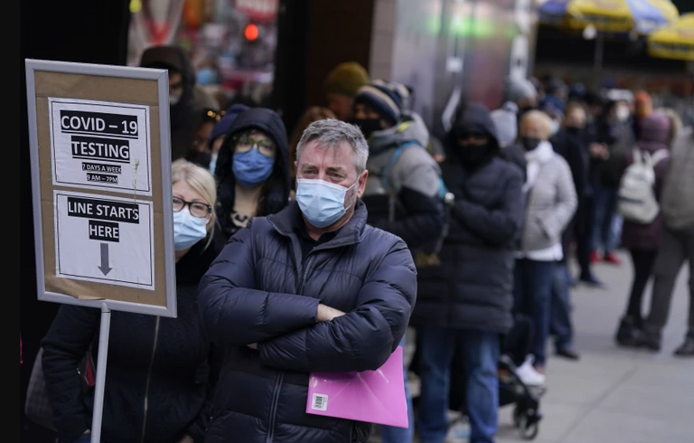 أشخاص يضعون كمامات للوقاية من كورونا - أرشيفية