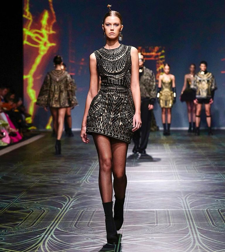جانب من عرض مايكل سينكو بأسبوع الموضة في دبي