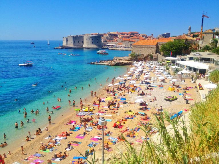 شواطئ المغرب أحد الأماكن السياحية في المغرب للعوائل  الأماكن السياحية في المغرب للعوائل.. 5 أنشطة سياحية