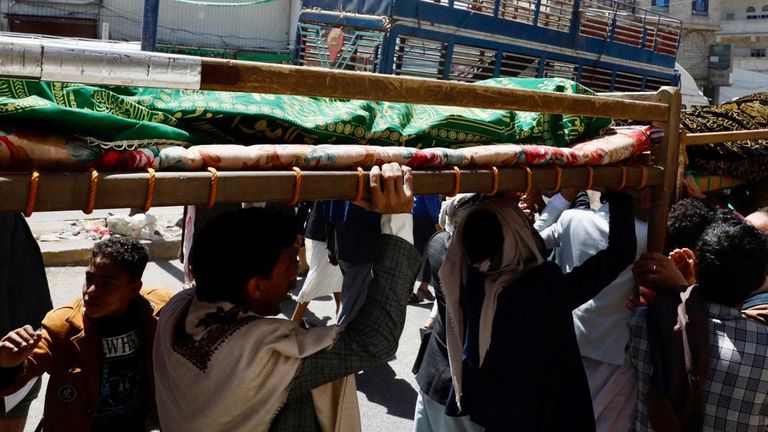 الأب لم يتحمل رحيل ابنه بدواء فاسد في اليمن 