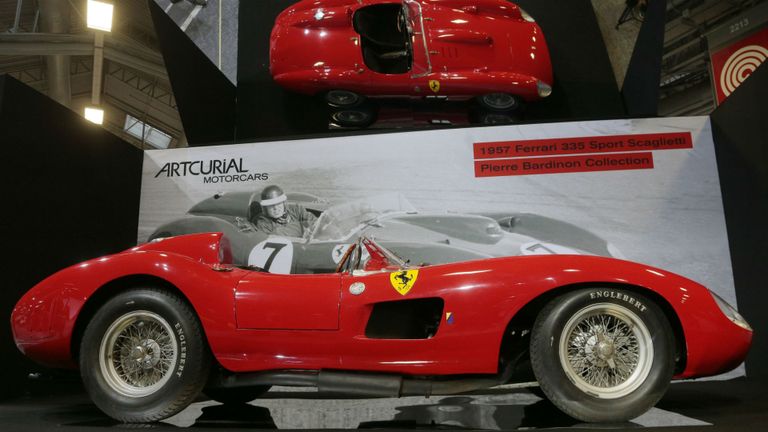 Ferrari 335 S Scaglietti ليونيل ميسي يخرج من أحد سياراته