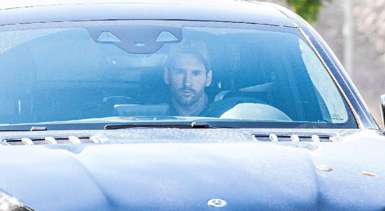 ميسي في المرسيديس ليونيل ميسي يخرج من أحد سياراته