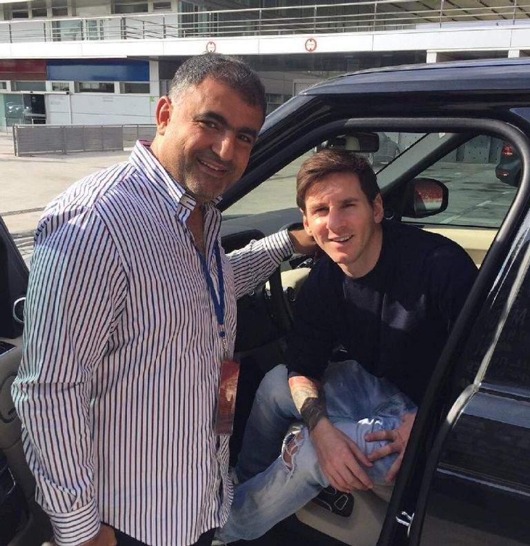 ميسي في الكاديلاك ليونيل ميسي يخرج من أحد سياراته