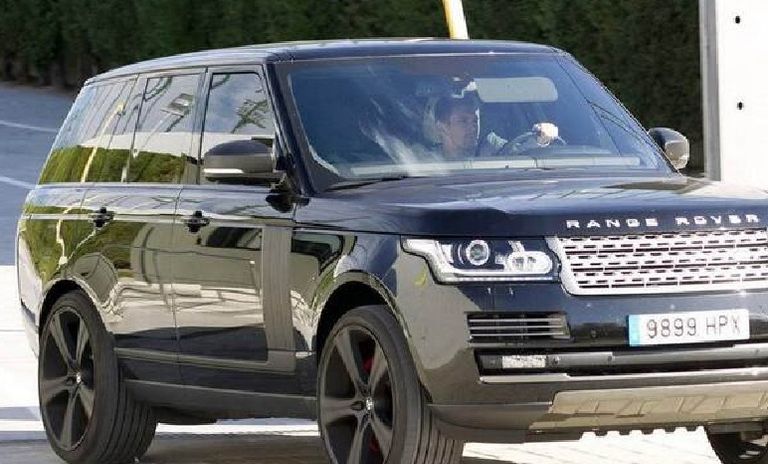 ميسي في الرينج روفر ليونيل ميسي يخرج من أحد سياراته