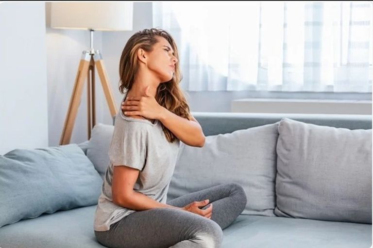 شخص مصاب بآلام الظهر - أرشيفية