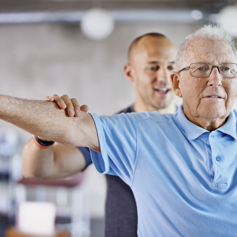 شخص مصاب بآلام الظهر - أرشيفية