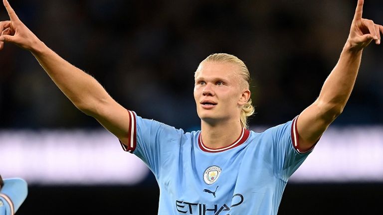 إيرلينج هالاند بقميص مانشستر سيتي