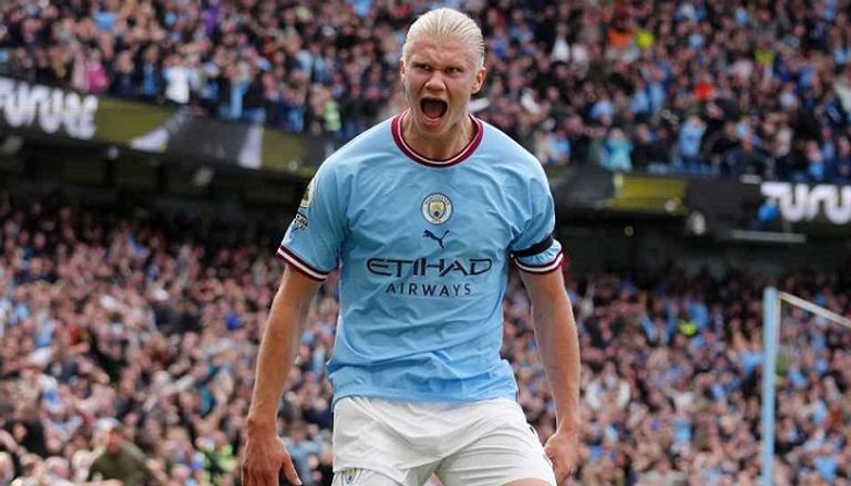 إيرلينج هالاند بقميص مانشستر سيتي