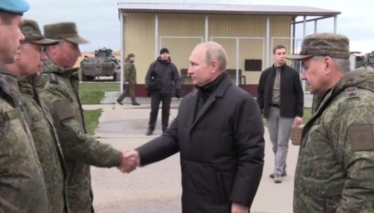 بوتين أثناء زيارته لمركز تدريب الجنود 