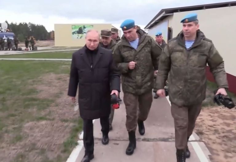 بوتين أثناء زيارته لمركز تدريب الجنود  بوتين أثناء زيارته لمركز تدريب الجنود